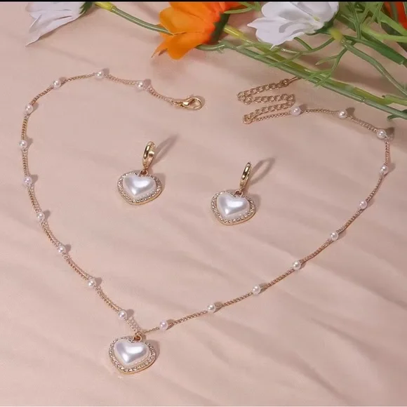 Heart Shape Faux Pearls Set With Pendant Necklace & Drop Earrings Rhinestones - Picture 2 of 2